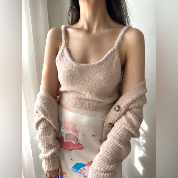 so what Sweaters - Say What brand fuzzy set
Cropped tank top and cropped cardigan M